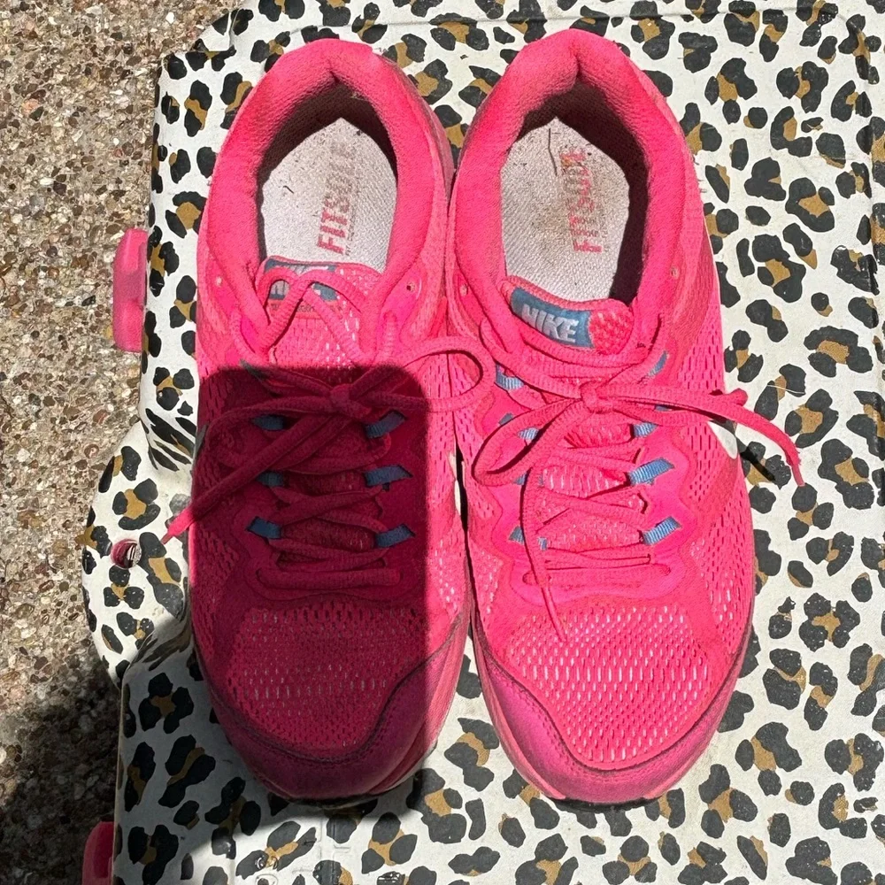 Nike women’s hot pink tennis shoe - Picture 3 of 3